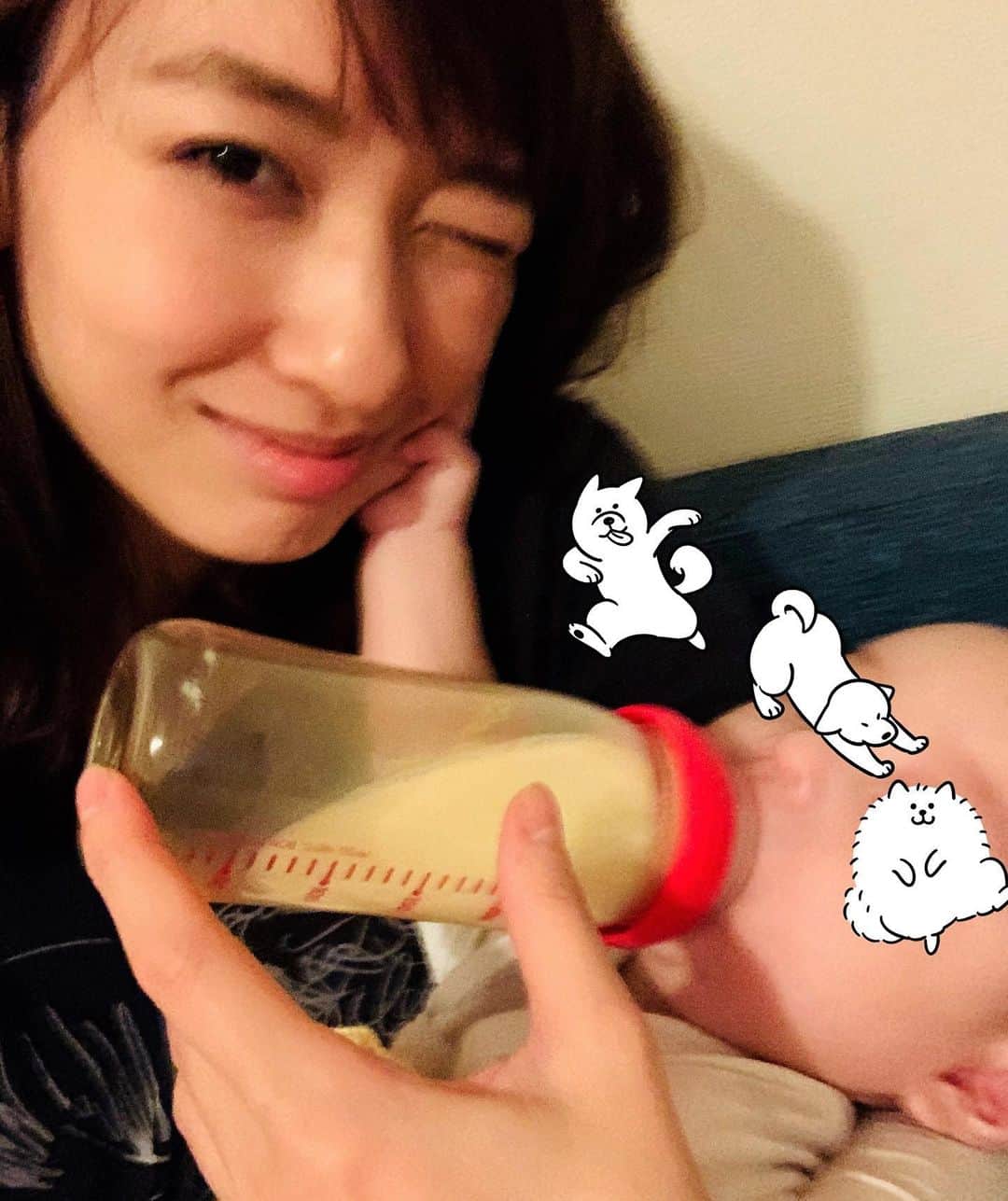 小林夏子のインスタグラム：「とある日のミルクタイム 突然の顎クイ♡‼︎に急いでカメラ構えたら こうなる…🥺 全力つねり。痛め。息子カメラ目線。 大切な決意をblogにしたためました。  #milk #mom #myson #4months  #happy #love #life #thanks」