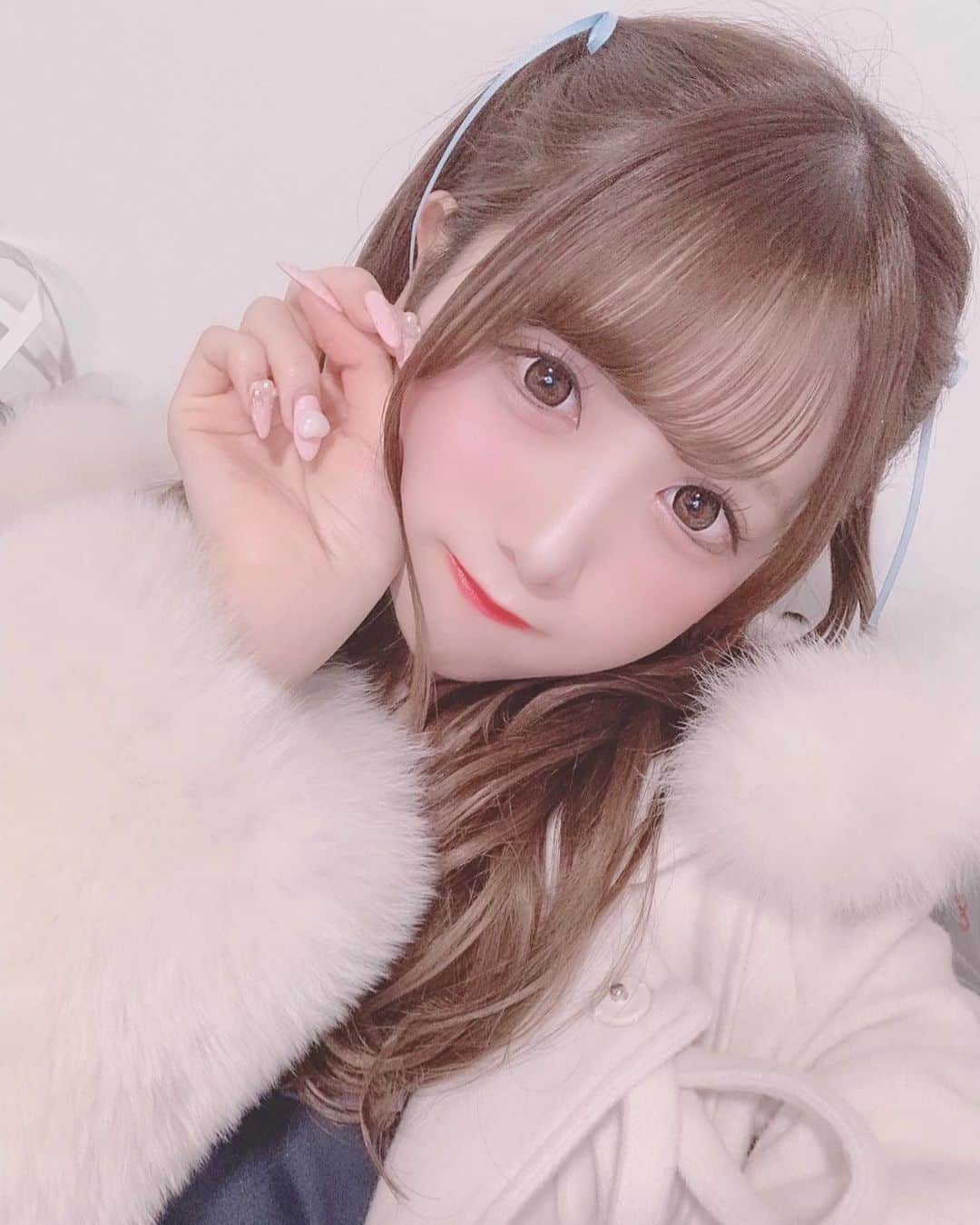 田口未彩のインスタグラム：「🎀 . . ハーフツインしたの❤︎ . . . #カラコン　#メイク　#量産型女子　#量産型メイク　#たれ目メイク #ハーフツイン　#ヘアアレンジ　#リボンアレンジ　#量産型コーデ　#自撮り　#セルフィー　#自撮り女子 #ファーコート」