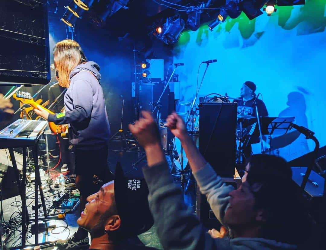 磯部正文のインスタグラム：「PEAR OF THE WEST presents『HOLD ME TIGHT!』 ASPARAGUS, COMEBACK MY DAUGHTERSも堪能して BDBマスオがDrum叩くって聴いてビックリしたペアオブ  チョビっとだけBDB化してたけど🤓マミちゃんの歌もショーくんのギターもマスオのドラミングもフッケンのオーラスの小さいジャンプも最高でした...♪*ﾟ」