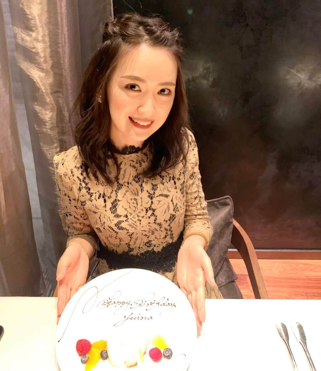 花岡維生のインスタグラム：「誕生日を迎え、32歳になりました。 サプライズで親友ちゃんからプレゼントが届き、朝からびっくり😳💓 そのプレゼントには、親友ちゃんの優しすぎる想いがぎゅっと詰まっていて、このジュエリーを選んでくれた気持ちを聞いて、嬉しすぎて、泣いて迎えた誕生日の朝でした。 32歳のお誕生日のことを、私は一生忘れないと思います😢💕 そして、このお守りジュエリーがあれば、絶対いい一年になる！そんな気がしています🥰 @asuka_1010 本当に本当にありがとう😭❤️ 私もあすかのような、あたたかく、思いやり溢れる、心の美しい素敵な女性になれるように頑張りたい😭💓 ＊ 今年は、いつも支えてくれている主人や家族、お友達、大切な人に恩返しができる、ちょっとした気遣いやひと手間、ひと工夫ができる一年にしたいです。 時間と気持ちに余裕をもって、穏やかに過ごしたいな☺️🌟 ＊ そして、同じお誕生日のさおりちゃん、さおりちゃんの息子くん、ゆきちゃん、みーんなお誕生日おめでとう😘🙌 優しく美しいみんなと同じお誕生日なのが、私の自慢です🧡 Happy  Birthday!! @saoriyokota @chaleurblanche_yuki ＊ #birthday #birthdaypresent #birthdaycake #birthdaysurprise #tiffany #tiffanyandco #忘れられない日 #thankful #thankyousomuch #感謝 #お父さんお母さんありがとう #誕生日 #ありがとう #親友ちゃんに感謝 #宝物 #お守りジュエリー」