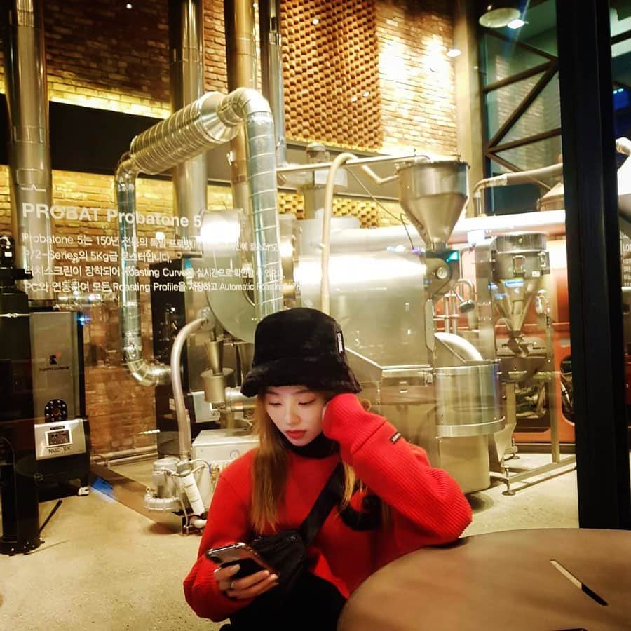 川村真洋さんのインスタグラム写真 - (川村真洋Instagram)「至福のひと時。 moment of bliss... 理解者は1人いれば十分。 １つの事に縛られる必要なんてないよ〜❤︎ ok okayyy?  #MAHIRO #真洋 #마히로 #韓国caffe #zgirls #zstars」1月26日 22時49分 - mahiro_kawamura_official