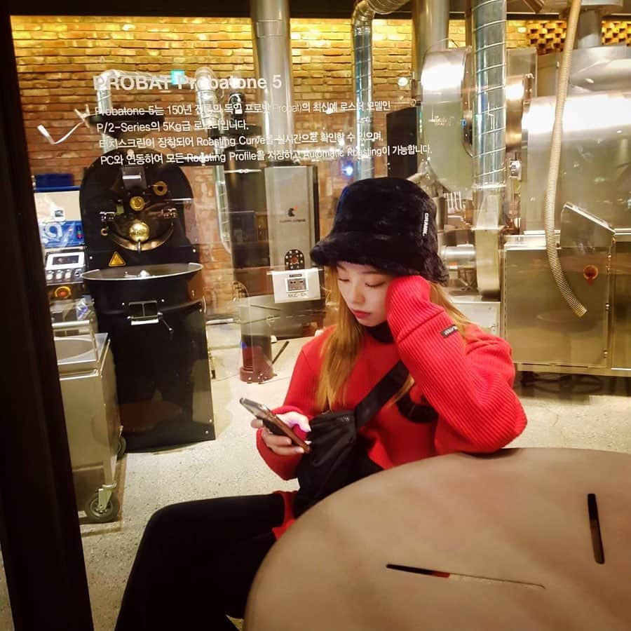 川村真洋さんのインスタグラム写真 - (川村真洋Instagram)「至福のひと時。 moment of bliss... 理解者は1人いれば十分。 １つの事に縛られる必要なんてないよ〜❤︎ ok okayyy?  #MAHIRO #真洋 #마히로 #韓国caffe #zgirls #zstars」1月26日 22時49分 - mahiro_kawamura_official