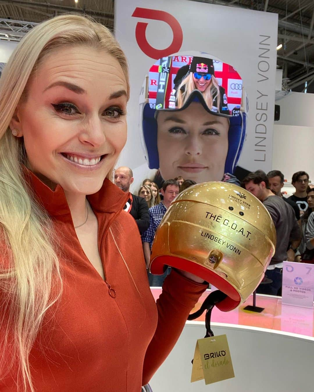 リンゼイ・ボンさんのインスタグラム写真 - (リンゼイ・ボンInstagram)「Pretty sick display here at the ISPO in Münich with @briko.official. Loving the gold leaf helmet and the 24k and platinum @yniqeyewear goggles! Definitely stepping up my style game in retirement!! 💃🏼😍 #allgoldeverything」1月26日 22時49分 - lindseyvonn