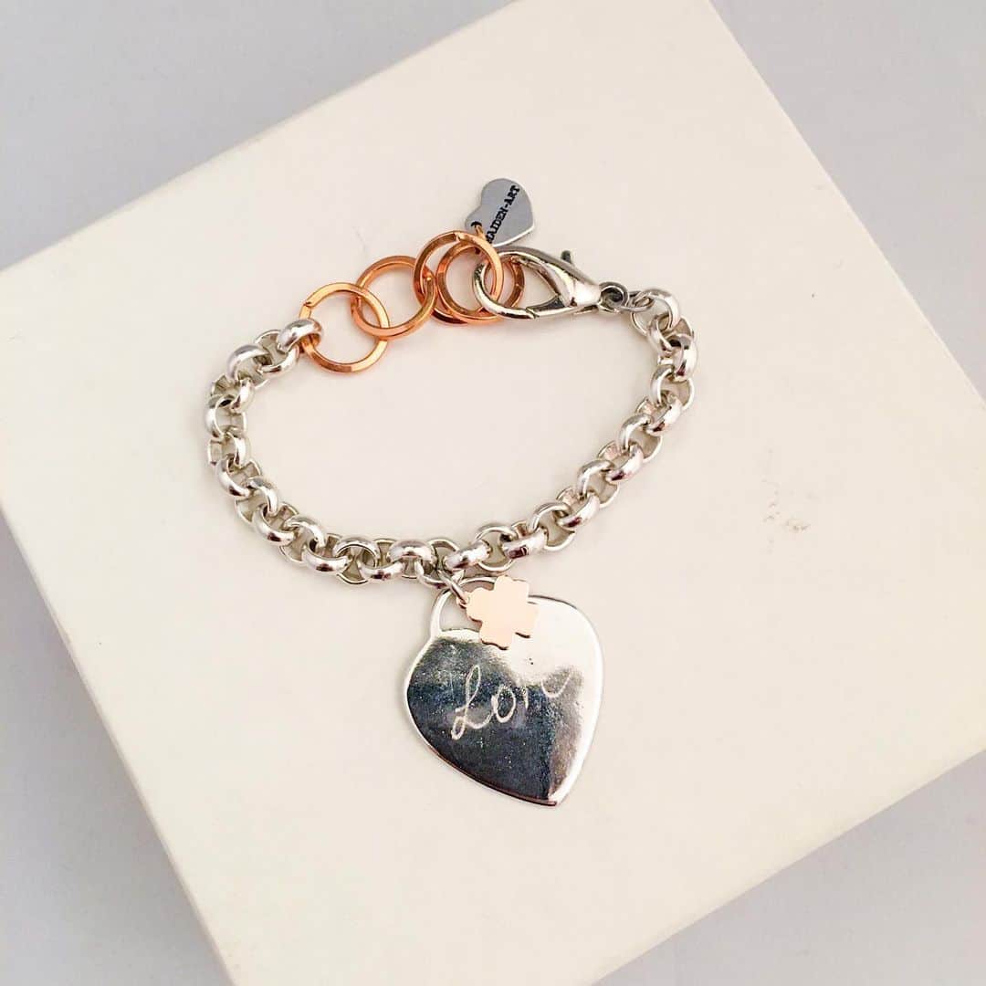 メイデンアートのインスタグラム：「Valentine’s day is coming ❤️ Choose what would you like to write on the heart. Personalized bracelets ♥️♥️♥️ . #personalizedgifts #personalizedbracelet #personalizedjewelry #customorder」