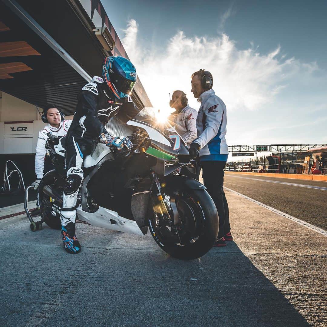 レプソル・ホンダのインスタグラム：「Ready and waiting.」