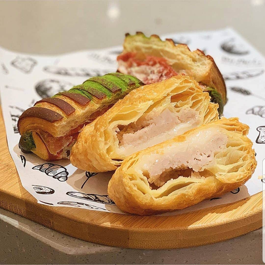 HereNowさんのインスタグラム写真 - (HereNowInstagram)「World's best bread from Kaohsiung's local bakery @wupaochunbakery. 在台灣的世界冠軍麵包 @wupaochunbakery. Picture by @eat.ing.19. Recommended by @sugar_ferry.  Went to one of our recommended spots? Tag us and #herenowcity to get featured! . . . #herenowcity #wonderfulplaces #beautifuldestinations #travelholic #travelawesome #traveladdict #igtravel #livefolk #instapassport #optoutside  #吳寶春麥方店 #kaohsiung #kaohsiungcity #kaohsiungfood #高雄 #台湾旅行 #台灣 #iseetaiwan #exploretaiwan #vscotaiwan #taiwangram #高雄美食 #高雄必吃 #美食 #小吃 #食記 #吃貨人生」1月26日 22時46分 - herenowcity