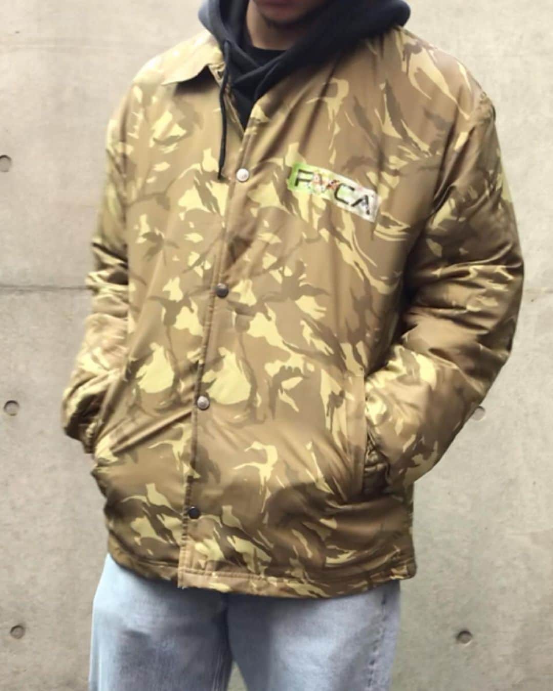 RVCA Japanさんのインスタグラム写真 - (RVCA JapanInstagram)「“Serigraph Coaches Jacket” || 定番の無地に買い足したいのはこんなジャケット || #rvcajapan RVCA」1月26日 22時50分 - rvcajapan