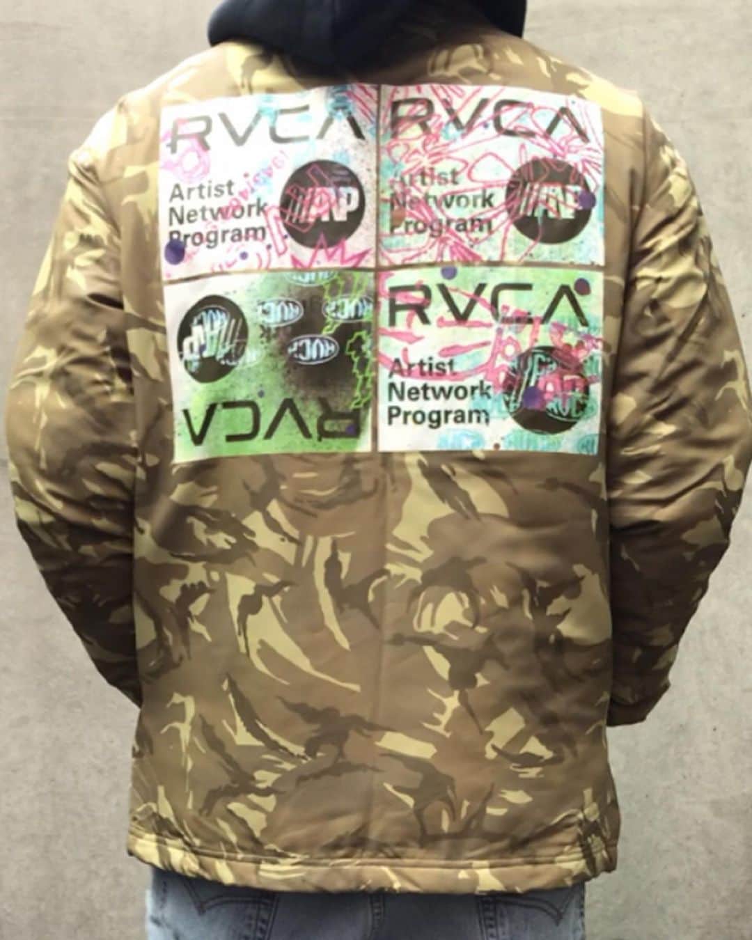 RVCA Japanさんのインスタグラム写真 - (RVCA JapanInstagram)「“Serigraph Coaches Jacket” || 定番の無地に買い足したいのはこんなジャケット || #rvcajapan RVCA」1月26日 22時50分 - rvcajapan