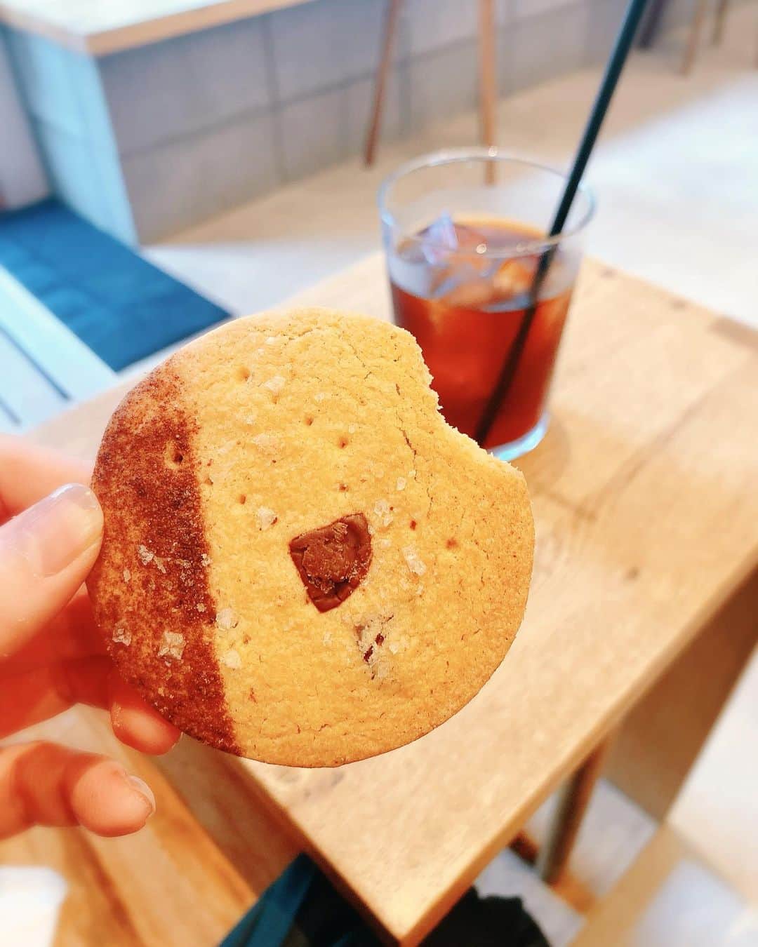 木南清香のインスタグラム：「🍪❤️☕️ ・ ・ 塩っけのある、 甘いものが好き❤️ ・ #🍪 #塩チョコチップクッキー　 #アイスコーヒー #おやつの時間 #coffeetime #passagecoffee」