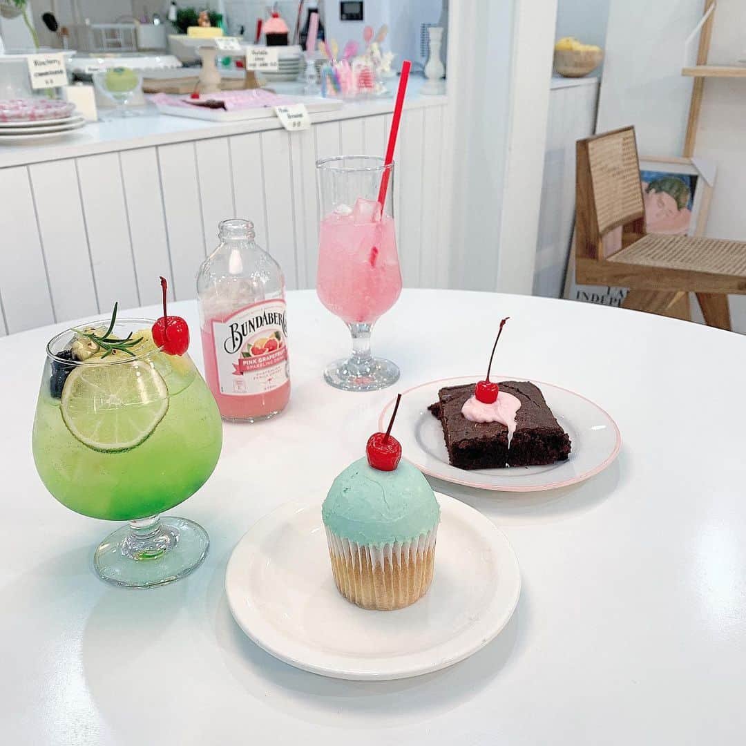 廣川奈々聖のインスタグラム：「．﻿#ofmybutter ﻿ ﻿ 韓国で、いちばん興奮したカフェ🧸🧁💞笑﻿ ﻿ ﻿ ﻿ ﻿ 閉店ギリギリに行ったのに﻿ 私の質問にひとつひとつ答えてくれて、 キッチンに立ってる背中から、丁寧にドリンクをつくってくれてるのが伝わってくるようなあったかい店員さんで、﻿ 本当に優しい気持ちになった……（ ; ; ）﻿ ﻿ ﻿ ﻿ スイーツはもちろんかわいいけど﻿ ドリンクも全部かわいくて美味しくて﻿ 幸せすぎる空間だった！﻿ ﻿ ﻿ 駅からは遠いけど﻿ ぜったいに行く価値ある〜！⸌⍤⃝⸍❤︎﻿ ﻿ ﻿ ﻿ ﻿ .﻿ .﻿ .﻿ .﻿ ﻿ #ななせのcafe巡り#韓国カフェ#弘大カフェ#韓国カフェスタグラム#韓国旅行#koreatrip#手作りケーキ」