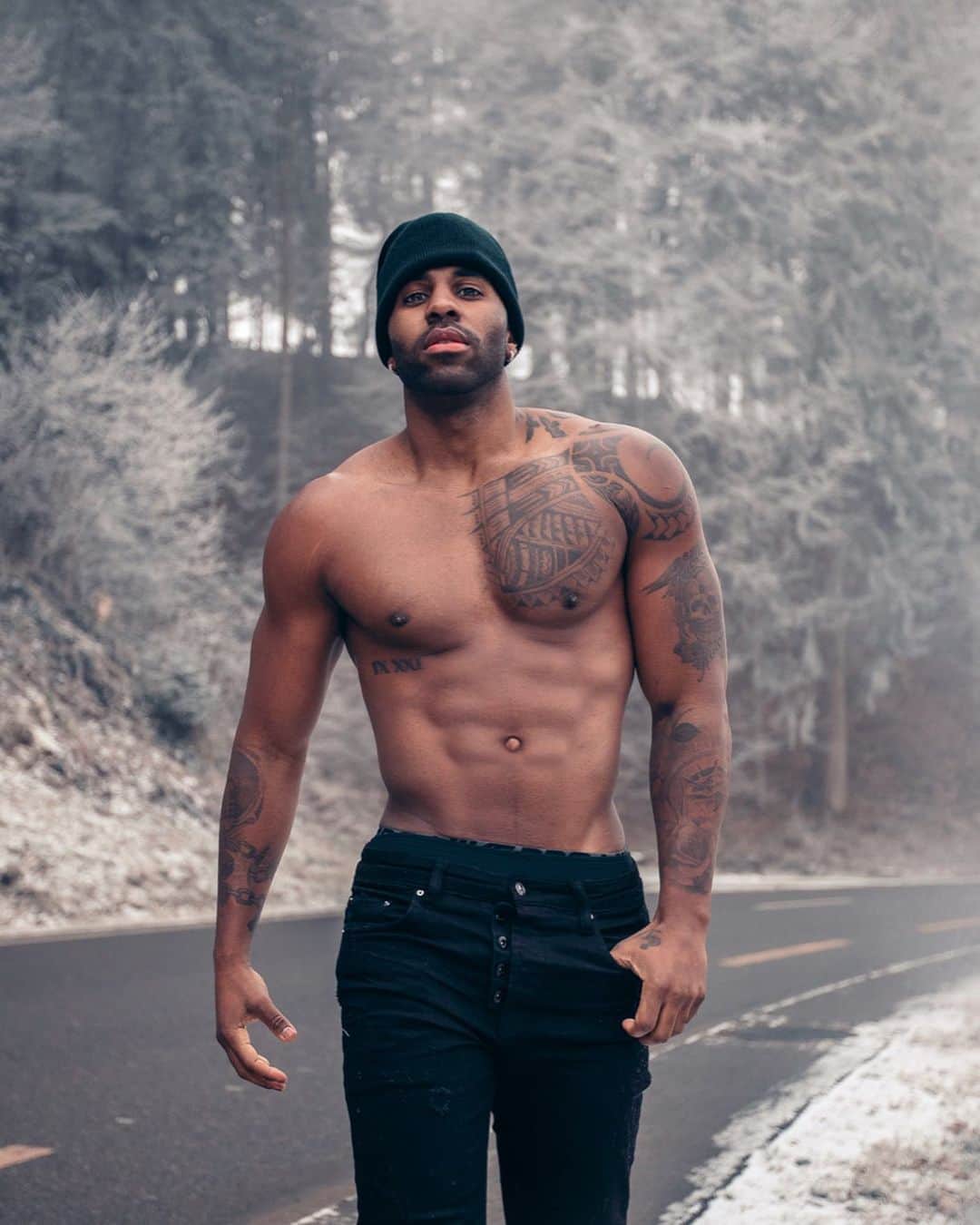 ジェイソン・デルーロのインスタグラム：「It’s cold af」