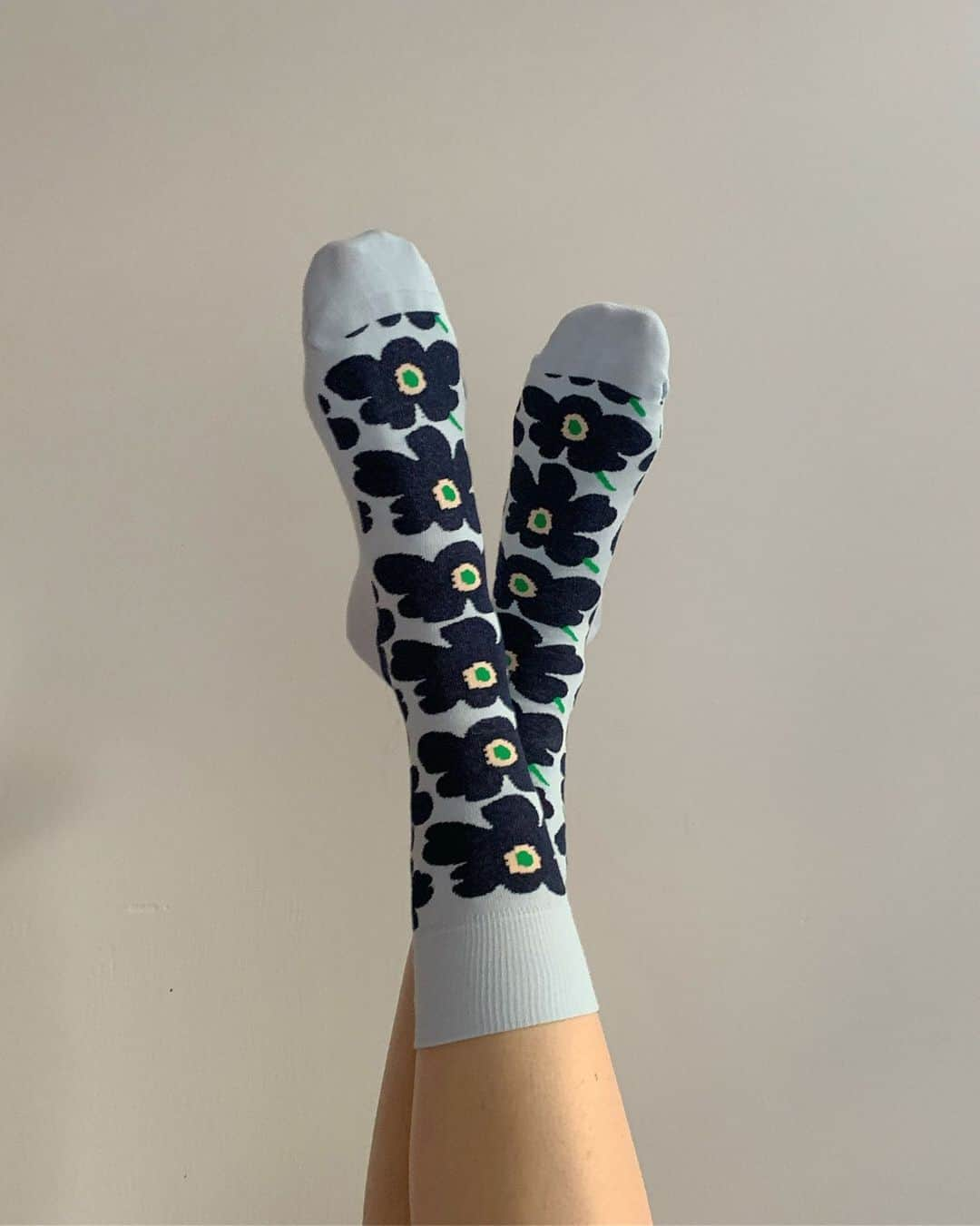 マリメッコさんのインスタグラム写真 - (マリメッコInstagram)「Feels nicer to walk when you have flowers on your feet! Katie is wearing our blue Hieta socks, adorned by the most iconic of Marimekko flowers – Unikko (poppy). ⠀⠀⠀⠀⠀⠀⠀⠀⠀ Explore our season's colorful sock selection at marimekko.com and in-store. #marimekko」1月26日 23時03分 - marimekko