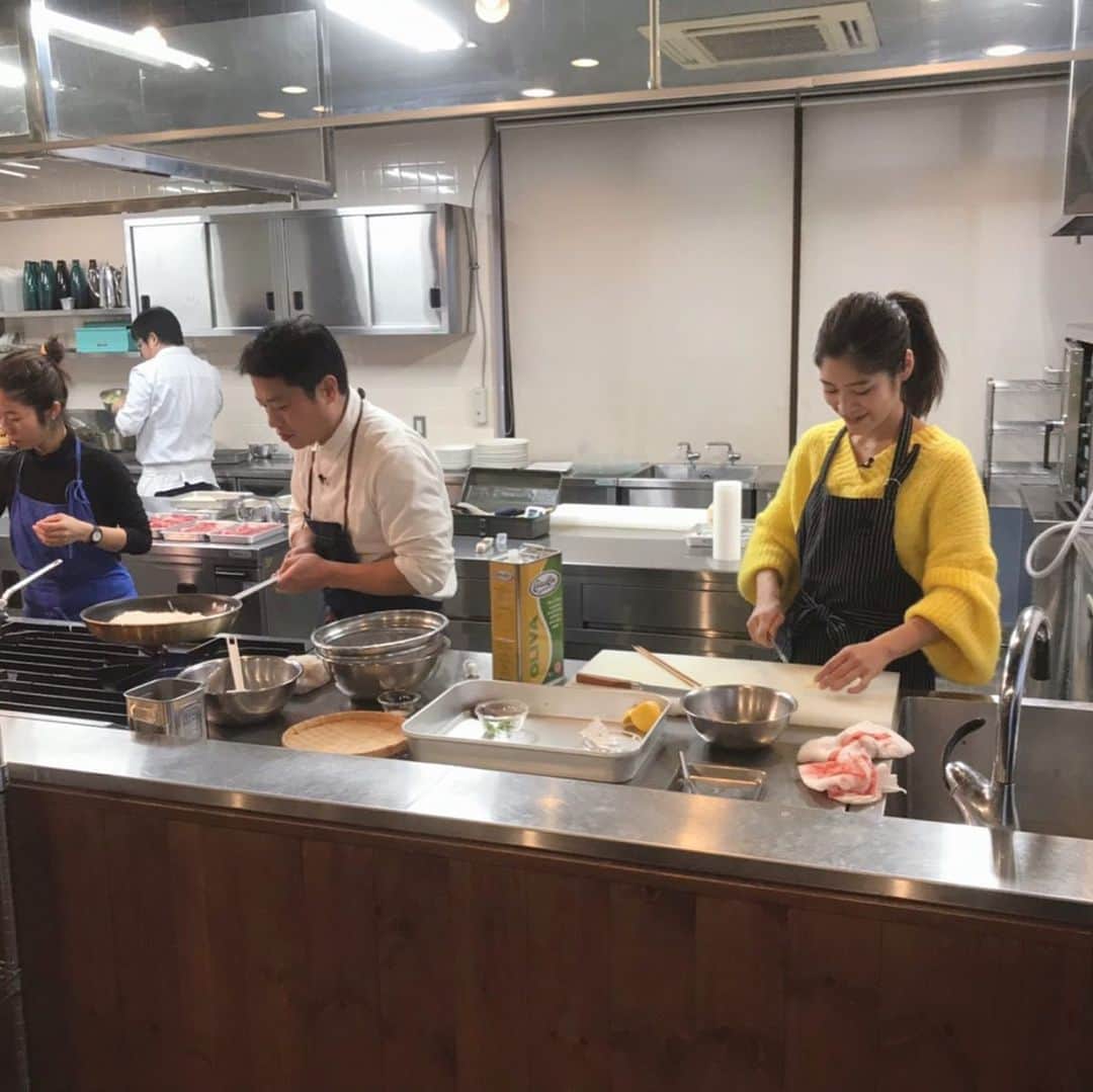 ayumiさんのインスタグラム写真 - (ayumiInstagram)「🍽 福島ロケでは憧れの @shimpei_kurihara さんの お手伝いを…🤗 美味しい東北の食材達を心平さんがお料理を披露😍🍽 心平さんのお料理が間近で見れる贅沢な経験でした 🤭🤭🌟 @nitchopr のみなさんありがとうございました😊😍 #福島#東北」1月26日 23時03分 - ayupichikitchen