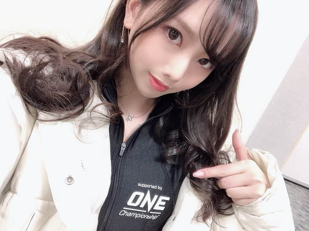 朝比奈果歩さんのインスタグラム写真 - (朝比奈果歩Instagram)「『professional shooto 2020』 、 のラウンドガールをさせていただけることになりました✨ 、 、 ボクシングや格闘技は見る専で経験はありませんが、 もともと観戦するのが大好きだったので本当に光栄です(*´꒳`*)💗 、 、 自分自身観るのを楽しみながら、会場を一緒により盛り上げられたらと思います！ 、 、 1年間よろしくお願い致します🙇‍♀️ 、 #プロフェッショナル修斗 #修斗 #ボクシング #後楽園ホール #ラウンドガール #自撮り #セルフィー #セルカ  #professionalshooto #shooto #boxing #roundgirl #selfie #selca #japanesegirl #instagood  #自拍 #셀카 #셀피」1月26日 23時03分 - kaho_asahina