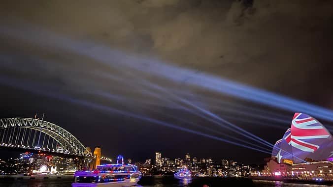 荒尾茉紀さんのインスタグラム写真 - (荒尾茉紀Instagram)「Australia DAY 🇦🇺1/26🐨 日本でいう建国記念日のようなもので、オペラハウスでは花火と音楽のイベントが開かれました✨1788年の今日は、囚人を連れたイギリスの船がシドニーに到着した日。つまり、先住民アボリジニにとっては悲しい歴史が始まった「侵略の日」となります。一方で、オーストラリア人にとっては国民としての誇りを感じる日であったり、移民の帰化を祝う日であったり、立場によって捉え方が異なる日なんだなぁと😣💦 #sydney #australiaday #2020  #留学 #祝日 #イベントとしては最高でした❗️#無料イベント」1月26日 23時14分 - maki.arao