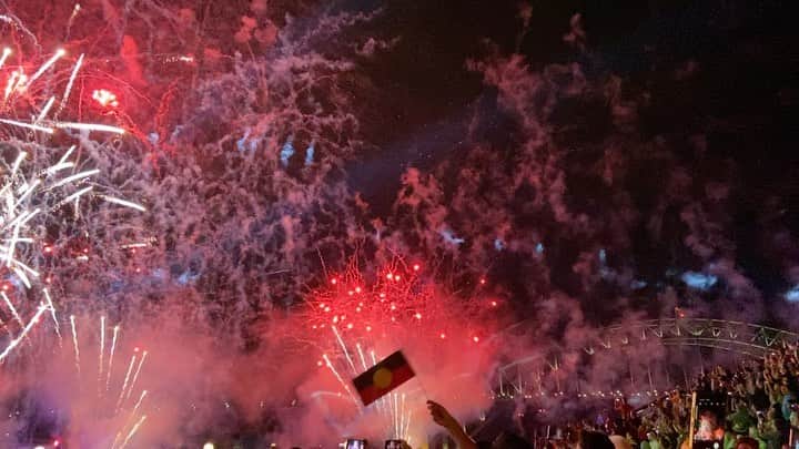 荒尾茉紀のインスタグラム：「Australia DAY 🇦🇺1/26🐨 日本でいう建国記念日のようなもので、オペラハウスでは花火と音楽のイベントが開かれました✨1788年の今日は、囚人を連れたイギリスの船がシドニーに到着した日。つまり、先住民アボリジニにとっては悲しい歴史が始まった「侵略の日」となります。一方で、オーストラリア人にとっては国民としての誇りを感じる日であったり、移民の帰化を祝う日であったり、立場によって捉え方が異なる日なんだなぁと😣💦 #sydney #australiaday #2020  #留学 #祝日 #イベントとしては最高でした❗️#無料イベント」