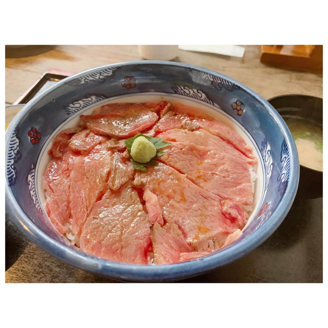 李ヒャンさんのインスタグラム写真 - (李ヒャンInstagram)「今年は深刻な雪不足なのですが、、。 今のところ雪山運はなかなか順調。 またまた最高のパウダーを当て、最高のローストビーフ丼を食す。 レア過ぎるローストビーフは苦手なんだけど、ここのはペロリ😋 山にはもっと雪が降ってほしー🙏 #yum #yummy #snow #furano」1月26日 23時10分 - 73hyang