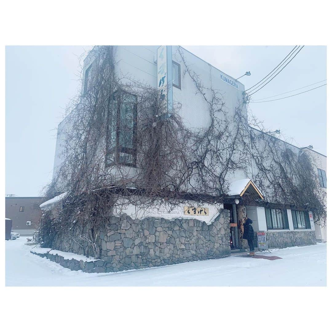 李ヒャンさんのインスタグラム写真 - (李ヒャンInstagram)「今年は深刻な雪不足なのですが、、。 今のところ雪山運はなかなか順調。 またまた最高のパウダーを当て、最高のローストビーフ丼を食す。 レア過ぎるローストビーフは苦手なんだけど、ここのはペロリ😋 山にはもっと雪が降ってほしー🙏 #yum #yummy #snow #furano」1月26日 23時10分 - 73hyang