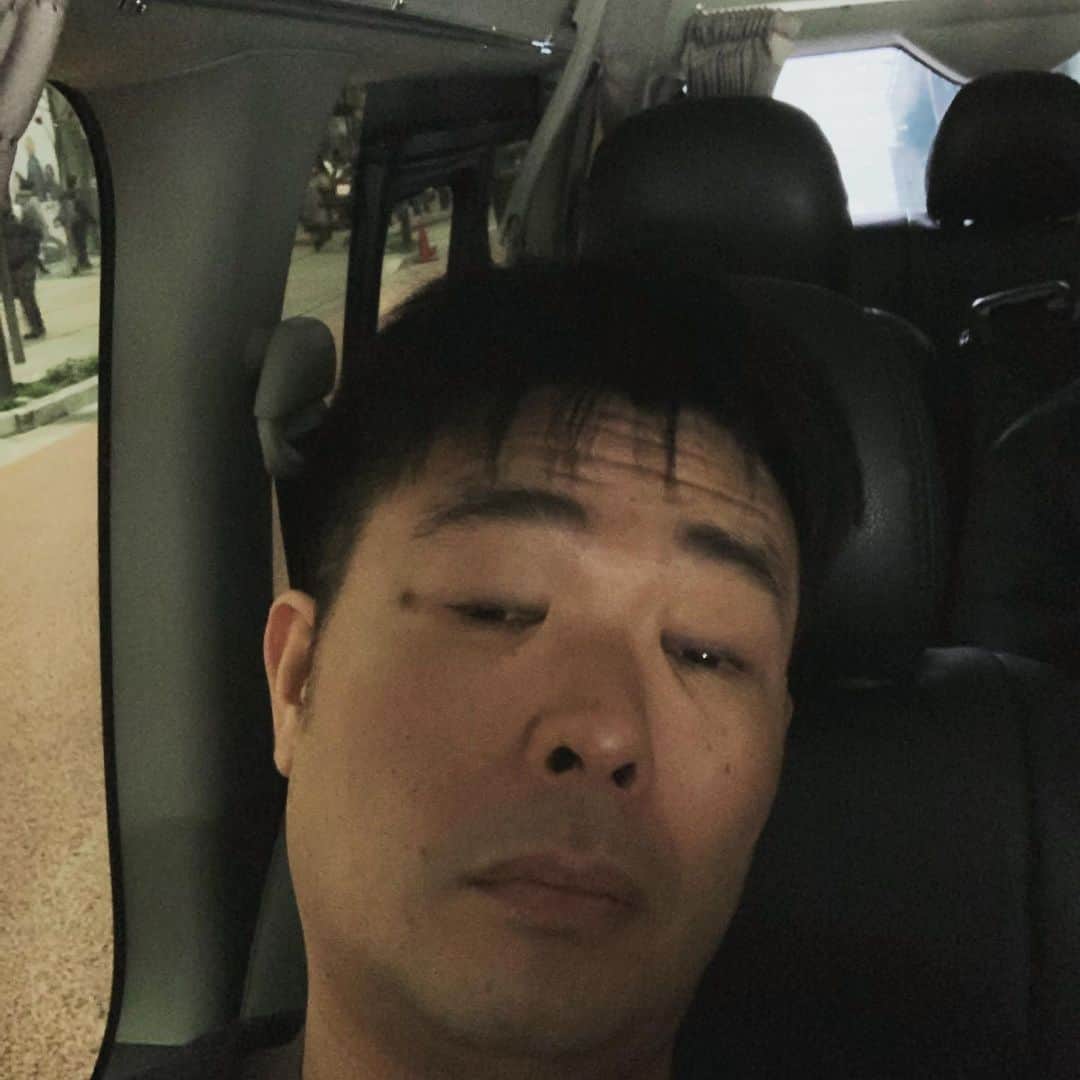 西川晃啓のインスタグラム：「気絶イアフォン忘れて  3時間車両移動でイアフォン忘れて絶望気絶  #あるある探検隊#レギュラー#気絶#気絶の日々#ギャグ#営業#伊豆#下田#伊豆急ホテル#ツアー#車#3時間#イアフォン#ない#寝る#一本勝負」