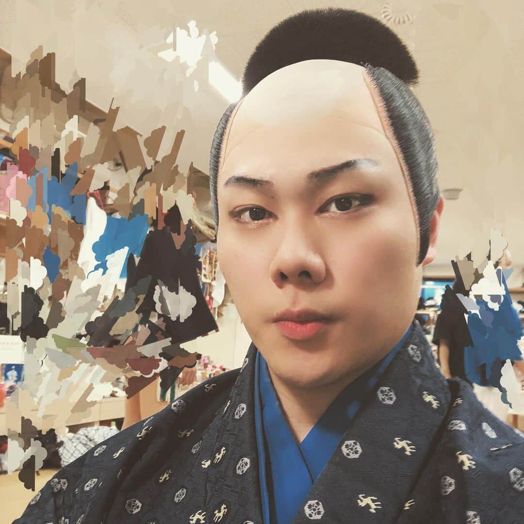 市川 翔乃亮のインスタグラム：「本日、壽初春大歌舞伎の千穐楽を迎えさせていただきました 『義経腰越状』 近習 『鰯賣戀曳網』郎党実は鰯賣 その他、『奥州安達原』浜夕の後見、『連獅子』御幕(一部)も勉強させて頂きました  明日からは新版オグリの稽古に入ります‼️ #新版オグリ　#オグリ #博多座」