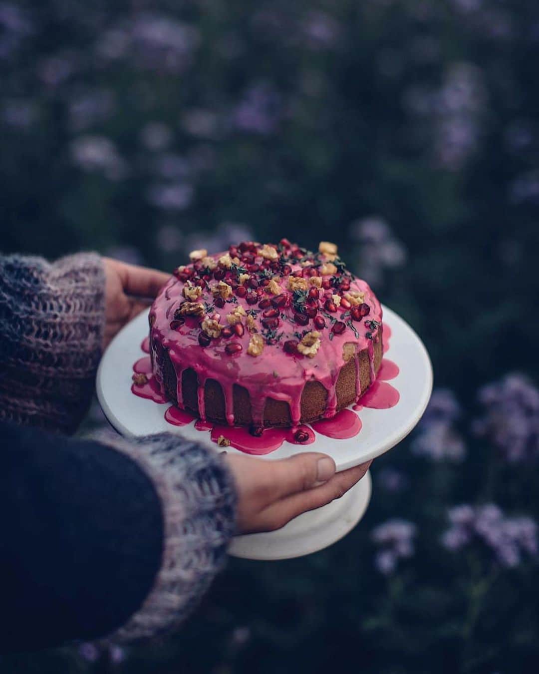 Our Food Storiesさんのインスタグラム写真 - (Our Food StoriesInstagram)「From a dreamy little gathering in the countryside ✨ Get the recipe for this delicious gluten-free cashew pomegranate cake on the blog, link is in profile 💞#ourfoodstories_countryside  _____ #tabledecoration #gatheringslikethese #tablesetting #foodstylist #foodphotographer #germanfoodblogger #fellowmag #verilymoment #simplejoys #glutenfreerecipes #glutenfri #glutenfrei #cakelover」1月26日 23時14分 - _foodstories_