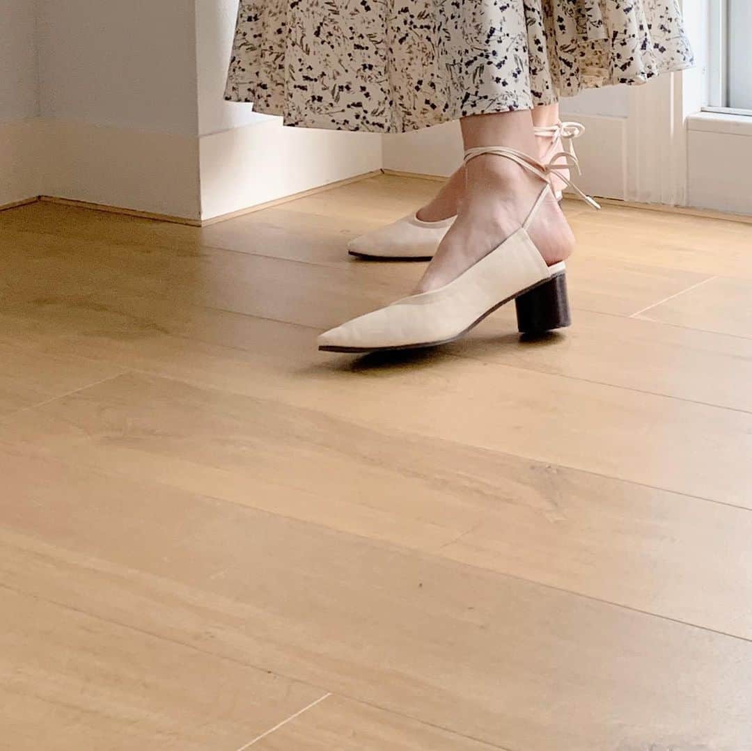 mina hinokuchiさんのインスタグラム写真 - (mina hinokuchiInstagram)「. お気に入りの靴👠 . 細めのバランスで華奢に履けるのが💯 紐は後ろで結んでも前で結んでも可愛かった♡ ヒール部分が円柱で、配色なのもポイント◎ . #whoswhochico #salonbychico #レースアップミュール　#フーズフーチコ」1月26日 23時14分 - miiinah