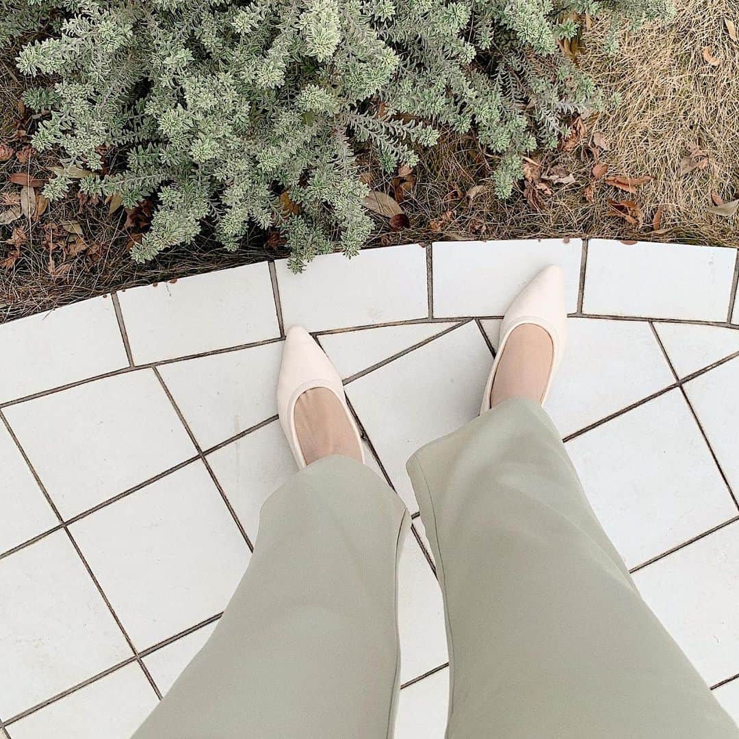 mina hinokuchiのインスタグラム：「. お気に入りの靴👠 . 細めのバランスで華奢に履けるのが💯 紐は後ろで結んでも前で結んでも可愛かった♡ ヒール部分が円柱で、配色なのもポイント◎ . #whoswhochico #salonbychico #レースアップミュール　#フーズフーチコ」