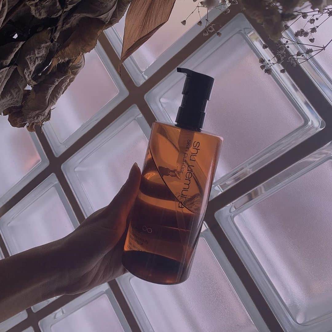 のインスタグラム：「* @shuuemura  アルティム8∞ スブリム ビューティ クレンジング オイル / 450ml 💋 * * 愛用品、擦る必要が全くないの スルスルメイク取れる💓 頂き物で、だいぶ前からつかってるけどまだこんなけしか減ってない本当に長い間持つ🤣💓 * * いままで使った中で1番💋 * * #shuuemura #cleansing #oil #クレンジング　#オイルクレンジング」
