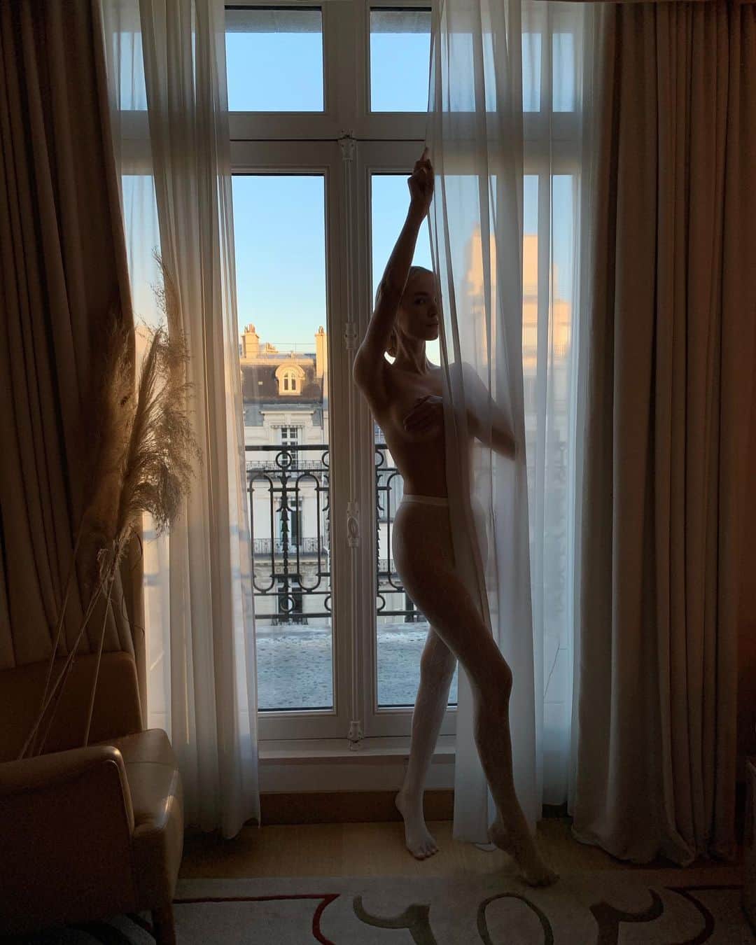 レオニー・ハンネさんのインスタグラム写真 - (レオニー・ハンネInstagram)「I’ll miss dreamy Paris mornings at @leroyalmonceau.🌾 Anzeige/Tag #RoyalMonceau #Paris」1月26日 23時21分 - leoniehanne
