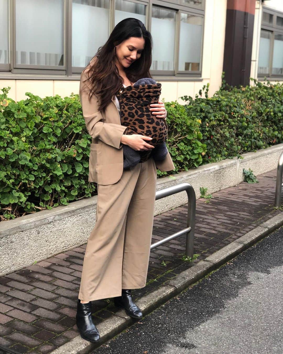 テイラー鈴木のインスタグラム：「That mom #ootd life 😎  Set up🧥: @holidayandholiday_official  Baby carrier👶🏻: @artipoppe  Shoes👢: @zara」