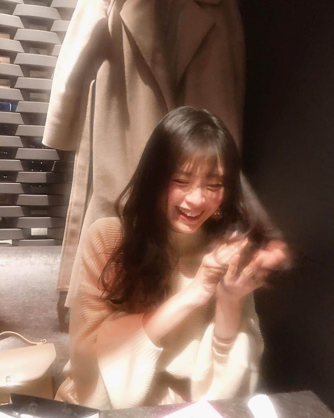 朝見心のインスタグラム：「(∵)﻿ ﻿ CHANEL﻿ CHANCE﻿ ﻿ 素敵なヘアオイルを頂いて﻿ ノンフレグランス無臭人間が﻿ 世にも芳しい香りを纏う様をご覧ください﻿ ﻿ 世の女子からする香りは﻿ この香りだったのですね﻿ ﻿ 料亭の一番出汁くらい高貴な香り﻿ ﻿ はなちゃん！﻿ スペシャルミラクルサンクス！ 大好き︎﻿ ﻿ ありがとう♡﻿」