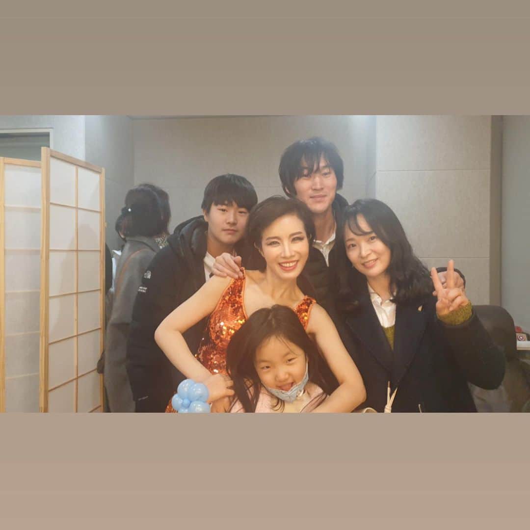 パク・キヨンのインスタグラム：「그래도 가족들이랑 사진은 츄리닝 입은 모습이 아니라 다행🤣🤣🤣 제 인스타 자주 보신 분들은 아시겠지만 저는 패셔니스타랑 거리가 아주 먼~실용주의 패션추구자?! 입니다...겨울엔 특히 거의 단벌숙녀?! 예요.  솜바지, 패팅조끼, 패딩점버, 털가디건, 뭐 등등 돌려입는데 거의 같은 옷들이라 봐야합니다... 예전에 제가 어떤 소속사(어디라고는 말 안할게요)에 몸담고 있을때 그 회사 대표님이 저한테 패셔니스타들처럼 평소 옷입는 거, 생활 습관 등등이 다 스타다워야 한다. 고 하시길래 제가, “무리한 요구십니다. 저는 쇼핑을 좋아하지 않이요. 아직 아이가 너무 어려 그럴 여유도 시간도 없고 옷갈아 입는 걸 무지 귀찮아해서 옷사러도 잘 안갑니다. 그리고 무대 외에 다른 곳에서 사진 찍히는 거 익숙하지 않고 별로 좋아하지 않아요...패션쇼같은 곳 갈 일도 없고요...쉬는 날 집밖에 나가거나 사람들 만나 자주 어울리고 할 시간이 없습니다.” 했더니 저한테 그럼 너는 뭘로 대중들에게 어필할 거냐고 묻길래...음악하는 사람이 음악으로 잘 되게 해주는 게 회사가 해야 할 일 아닌가요... 했고 살짝 불꽃튀다가,,,뭐 결국 오래가지 못하고 빠이빠이 했던 기억이...ㅎㅎㅎ  왜 그 기억이 갑자기 떠오르냐면 뮤지컬 보디가드 극중 레이첼은 총 열 일곱 벌의 의상을 입거든요. 진짜로 공연하면서 앞으로 10년간 갈아입을 정도의 의상체인지를 한 것 같아요. 그래서 앞으로 3년간은 옷사러 갈 일이 없을 것 같네요... 츄리닝애자인 가장 중요한 이유! 예쁜옷은 불편해요🤟  #박기영 #parkkiyoung #무대의상예쁘죠 #예쁜옷은불편해요 #츄리닝이짱좋아요 #패셔니스타는개뿔 #단벌숙녀」