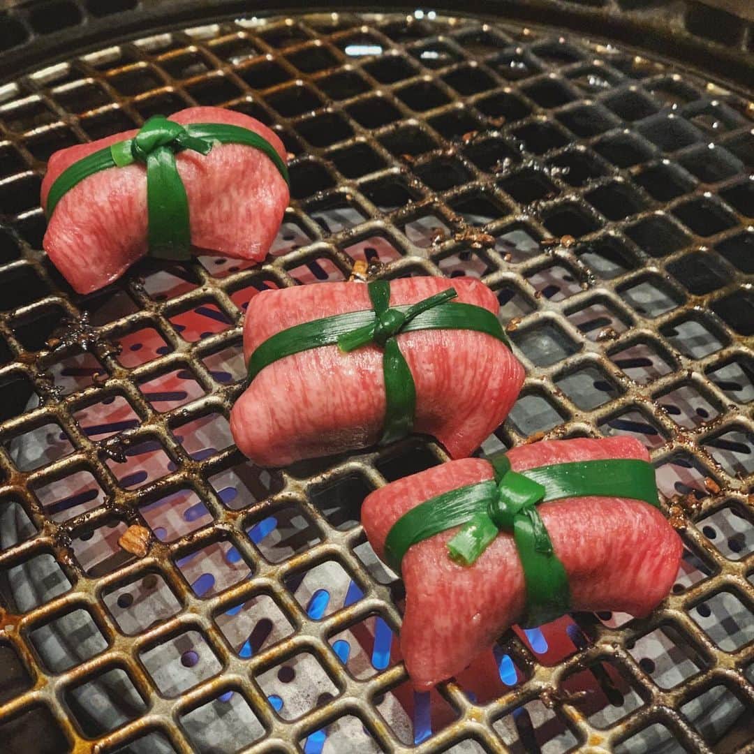 亜里沙さんのインスタグラム写真 - (亜里沙Instagram)「お肉わーいo(^o^)o笑笑 @yakiniku_ushimatsu  大好きなお友達と集まれた先日😋 食事は本当にお肉が多いんだけど、焼肉大好き❤️ #うし松 はゆっくり落ち着いて話が出来て、 洗練された焼肉コースでとっても美味しかった❣️🥺 ヒレカツは柔らかくてたまらんし、 お肉のプレゼント、可愛いよね🎀 ・ みんな努力家で見習うところが多いお友達なので、 話していて楽しいし、元気とやる気をもらいました💓 ・ 最近意識していた訳ではないのに、 一粒万倍日は今年お世話になった人と過ごせて、 春節の今日は昨年の春節一緒に旅行に行ったお友達と過ごせた🥺 ・ この日も今のフィーリングと合うようなお友達とご飯が出来て、 ひとつひとつの縁と運を感じる日々を過ごせています☺️✨ お肉とみなさんどうもありがとう❤️🙏笑 ・ ・ #yakiniku #Japanesebbq #wagyu #ushimatsu #焼肉」1月26日 23時32分 - alisa_0302