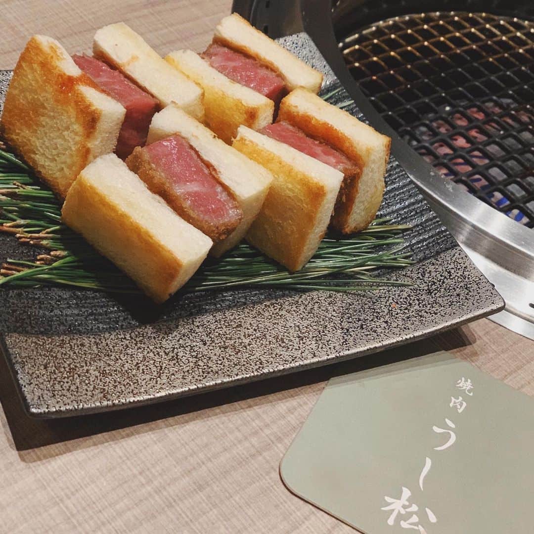 亜里沙さんのインスタグラム写真 - (亜里沙Instagram)「お肉わーいo(^o^)o笑笑 @yakiniku_ushimatsu  大好きなお友達と集まれた先日😋 食事は本当にお肉が多いんだけど、焼肉大好き❤️ #うし松 はゆっくり落ち着いて話が出来て、 洗練された焼肉コースでとっても美味しかった❣️🥺 ヒレカツは柔らかくてたまらんし、 お肉のプレゼント、可愛いよね🎀 ・ みんな努力家で見習うところが多いお友達なので、 話していて楽しいし、元気とやる気をもらいました💓 ・ 最近意識していた訳ではないのに、 一粒万倍日は今年お世話になった人と過ごせて、 春節の今日は昨年の春節一緒に旅行に行ったお友達と過ごせた🥺 ・ この日も今のフィーリングと合うようなお友達とご飯が出来て、 ひとつひとつの縁と運を感じる日々を過ごせています☺️✨ お肉とみなさんどうもありがとう❤️🙏笑 ・ ・ #yakiniku #Japanesebbq #wagyu #ushimatsu #焼肉」1月26日 23時32分 - alisa_0302
