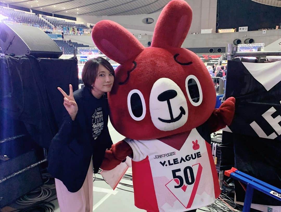 細田阿也さんのインスタグラム写真 - (細田阿也Instagram)「@v.league_official  #vリーグ　#ファイナル  3位決定戦は、、、 #デンソーエアリービーズ  対 #埼玉上尾メディックス  そして決勝は #岡山シーガルズ 対 #JTマーヴェラス  2試合ともに一進一退。 粘り強さ、巧みな技、連携、チームの絆、声かけ、、、 絶対に落とさない。 気迫溢れるプレーに感動しました！  #jtmarvelous  #優勝 おめでとうございます㊗️ #vリーグはバレーだよ  昨年の#ファイナル　ぶりの #コートアナ　#司会　を務めさせて頂き、貴重な経験をさせて頂けることに改めて感謝です！！！」1月26日 23時32分 - hosodaaya