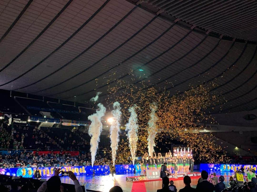 細田阿也さんのインスタグラム写真 - (細田阿也Instagram)「@v.league_official  #vリーグ　#ファイナル  3位決定戦は、、、 #デンソーエアリービーズ  対 #埼玉上尾メディックス  そして決勝は #岡山シーガルズ 対 #JTマーヴェラス  2試合ともに一進一退。 粘り強さ、巧みな技、連携、チームの絆、声かけ、、、 絶対に落とさない。 気迫溢れるプレーに感動しました！  #jtmarvelous  #優勝 おめでとうございます㊗️ #vリーグはバレーだよ  昨年の#ファイナル　ぶりの #コートアナ　#司会　を務めさせて頂き、貴重な経験をさせて頂けることに改めて感謝です！！！」1月26日 23時32分 - hosodaaya