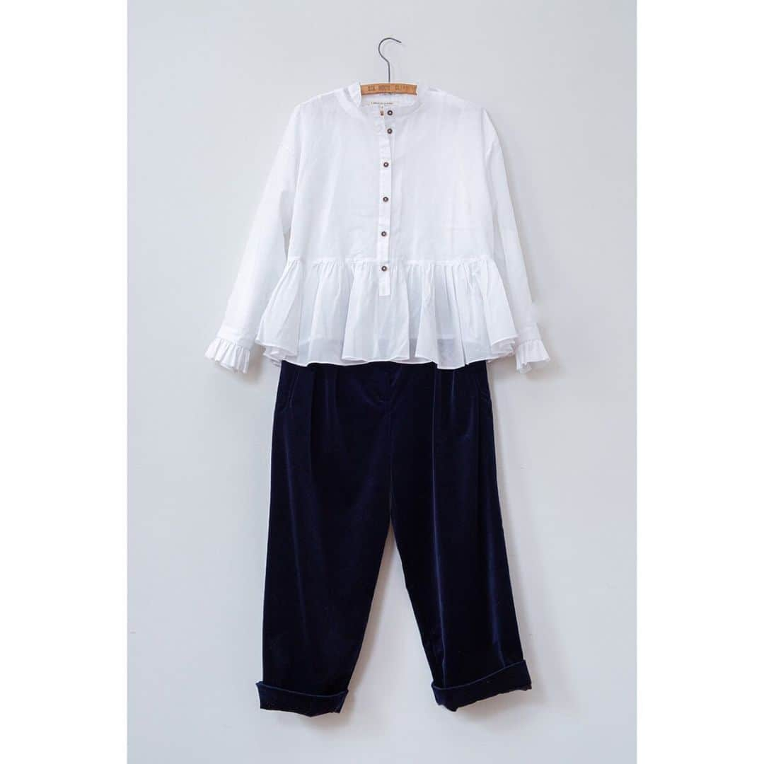 キャベジズ&ローゼズさんのインスタグラム写真 - (キャベジズ&ローゼズInstagram)「The perfectly formed Tilly shirt in Italian organza. Pictured here with deep navy cotton velvet Iggy trousers 💙 @christina_strutt @cabbagesandroses_shop #organza  #velvet #ootd #dressingup #limitededition #slowfashion #lastsalifetime #cabbagesandroses #britishfashion #livinglifebeautifully #madewithcare #madewithlove」1月26日 23時41分 - cabbages_and_roses