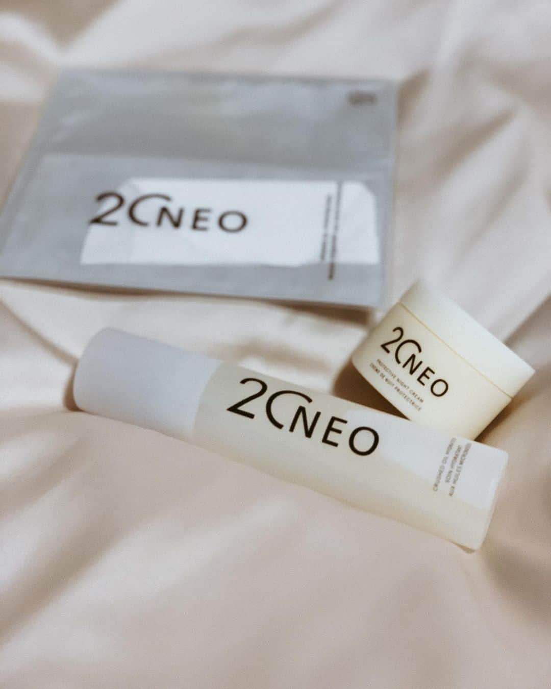 のインスタグラム：「ミニマルスキンケアとして人気の2.0.1.8が【 20NEO 】に生まれ変わります🎉﻿ ﻿ オイルとローションの黄金バランスにより、一本美容を叶えたオイルクラッシュハイドレーターは、 全身や髪にまで使えてベタつかないからとっても使いやすい💯﻿ お風呂から上がったらすぐ全身に使ってる✌️✌️﻿ ﻿ そして夜用クリームがすごい！﻿ ブルーライトの光ダメージからガードしてくれるという、まさに求めてたやつ🌙🤳﻿ なめらかなテクスチャーでこちらもベタつかずスッと浸透してくれてしっとり🧖‍♀️﻿ ﻿ シートマスクも早速使ってみよっと✨﻿ ﻿ ラベンダーやベルガモットのリラックスできる香りが気に入ってるよ🌿﻿ ﻿ 2月1日から新発売開始✔️﻿ ﻿ ﻿ ﻿ ﻿ ﻿ ﻿ ﻿ ﻿ ﻿ ﻿ ﻿ @20neo_official﻿ #PR #ニーゼロNEO #20NEO #ニーゼロネオ #オイルクラッシュハイドレーター #プロテクティブナイトクリーム #オイルクラッシュハイドレーティングマスク #1本美容 #保湿化粧水 #キャンペーン実施中 #使い切りスキンケア #保湿ケア #乾燥対策 #ブルーライトカット #美容液マスク #ナイトクリーム #maripo_beauty」
