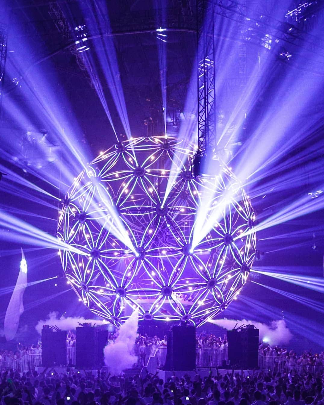 のインスタグラム：「When the lights fade, a new world awakes 💜⚪⠀ ⠀ #BeyondSensation #Sensation #SensationWhite #Amsterdam #JohanCruijffArena #World #lightshow」