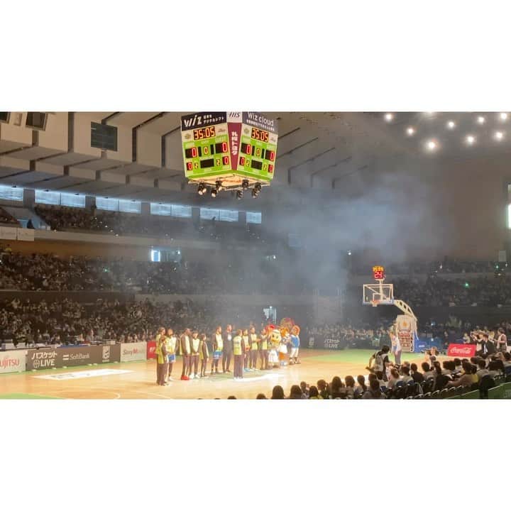 のインスタグラム：「ちほちゃん、たっちゃん、そうちゃんとレバンガ北海道の応援へ！！！ファイターズとのコラボデー2日目はバスケットが好きなキング aka スペシャルアドバイザーがゲスト！今年こそは、、、と4人で見守りましたが期待と予想を裏切らない結果が最高でした。あは。来年こそは華麗なシュートが決まりますように！！！クレープ食べて、コーヒー飲んで、ポップコーン食べて、小児がんの寄付も兼ねたレモネードも飲んで、千歳の深キョンこと唯衣キョンですと散々ふざけて、家族団欒の愉快な食事にも混ぜてもらって楽しい日曜日になりましたーーー！あとはレバンガが勝てたら良いなあ。1ヶ月前にみた同じ対戦カードとは思えない試合内容で途中から得点もファウル数も交代も気にならなくなって時間が過ぎるのを待つだけになっちゃった〜〜〜応援する側もこれではいけませんな。連敗が止まるように気合い十分、鼻息ふがふが、元気満タンで一致団結せにゃね☺️🏀🔥　#ガンバレレバンガ」