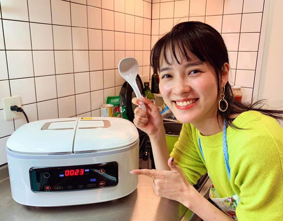 奈津子さんのインスタグラム写真 - (奈津子Instagram)「4品もの料理を同時調理できるメディアで話題の　#ツインシェフ　😳お借りして使い倒してるのですが凄すぎる、、左右それぞれに加熱用の鍋と蒸しプレートがあり別々に調理できるのです。今日は中華丼の具とローストビーフ、餃子を同時調理したよ✨新連載で紹介するので続報を待たれよ。 ・ #家電 #家電好き #家電女優 #奈津子 #時短　#時短料理 #時短家事 #料理」1月26日 23時43分 - natsuko_kaden