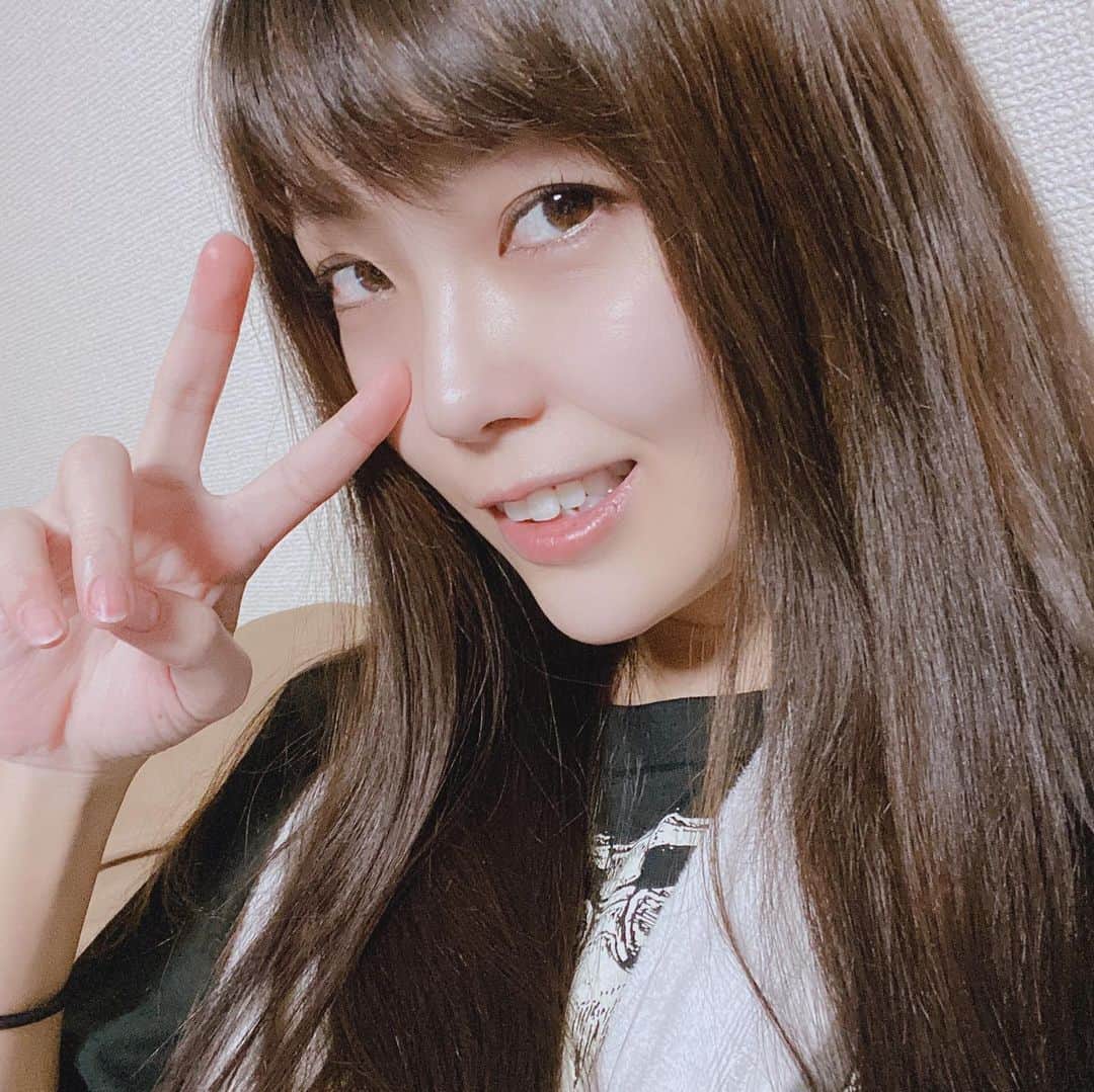 新原ミナミのインスタグラム：「ロン毛なのでまたHOPEさんでトリートメントしてもらいました。  2日経ったけど指通りに自分で感動しているー！！誰かに触って欲しいw  そしてやっと買えた骨格Tシャツ/男性体幹骨格 イラストレーター・小田隆氏によるリアリスティックな骨格両面印刷！！やばい！あがるっ！！ おうちで、テンション上がってるマンでした。  #トリートメント #ヘアサロン #小田隆先生  #小田隆 #骨格標本」