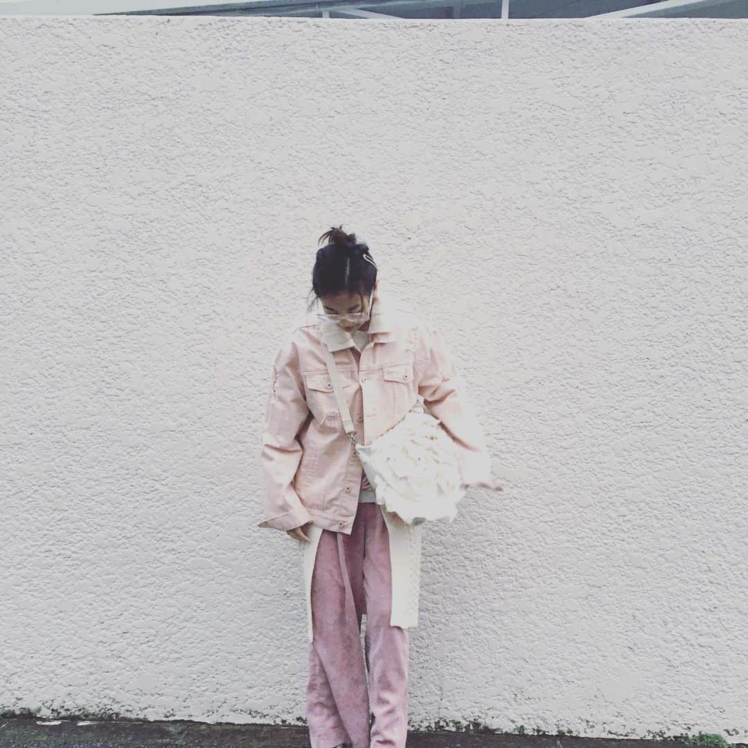 千眼美子さんのインスタグラム写真 - (千眼美子Instagram)「・ 正面あったので載せときます。 上はニットもスウェットも古着なので3000円行ってないんじゃないかなー もう高校生の時から来てるものもちのよさ💮 #古着 #dondondown  #ピンク #私服」1月27日 0時11分 - yoshiko_sengen