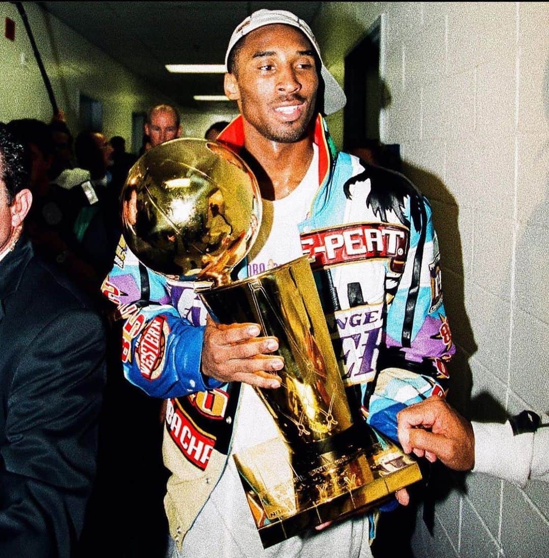 ジェイドン・サンチョさんのインスタグラム写真 - (ジェイドン・サンチョInstagram)「One of the greatest to ever bless the game of basketball. A leader. A father. A role model! I never got to meet you but I respected you and your principles.  The mamba mentality - Kobe “"That is what the Mentality is," he added. "It's a constant quest to try to better today than you were yesterday." R.I.P KOBE 🌹」1月27日 5時46分 - sanchooo10