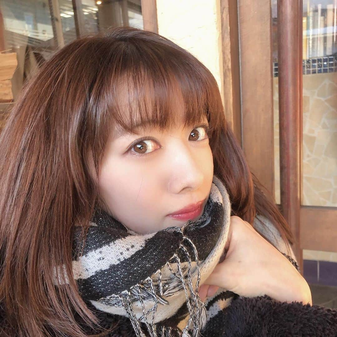 真山りかさんのインスタグラム写真 - (真山りかInstagram)「.﻿ ﻿ 明日は寒いらしい❄️😖﻿ ﻿ #冬﻿ ﻿ #よくみると充血してる﻿ #寒いと充血するの共感できる？﻿ ﻿ #ほどよく消せるアプリ知りたい﻿ ﻿ #まやまにあ﻿ ﻿ .」1月27日 0時34分 - ma_yama_official