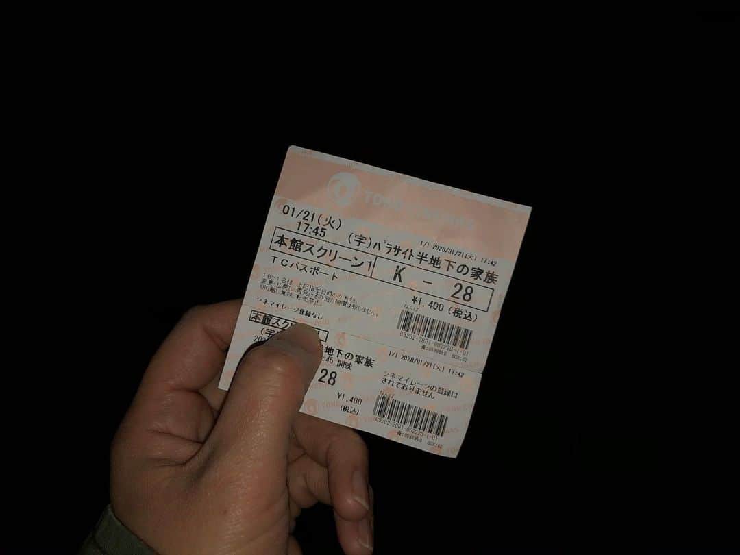 土井コマキのインスタグラム：「先日、パラサイトみた。お金は心の皺を伸ばすアイロン。優しさと、無意識の残酷さと。匂いの話。小道具で映り込んでたsnow peakの箱。 観てだいぶ経つのに、色んなことが時々蘇る。私のなかに、なんか変な印象の残り方してる。 一箇所、気になるアングルと音の配置があったので、確認にもう一度観たい。 #パラサイト半地下の家族 #ドイ劇場 #映画鑑賞記録」