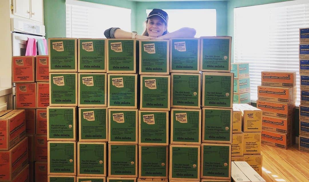 アンドリア・バーバーのインスタグラム：「I didn’t need to actually *cook* in my kitchen for the next month anyway, right??? 😳 #spotthecookiemom」