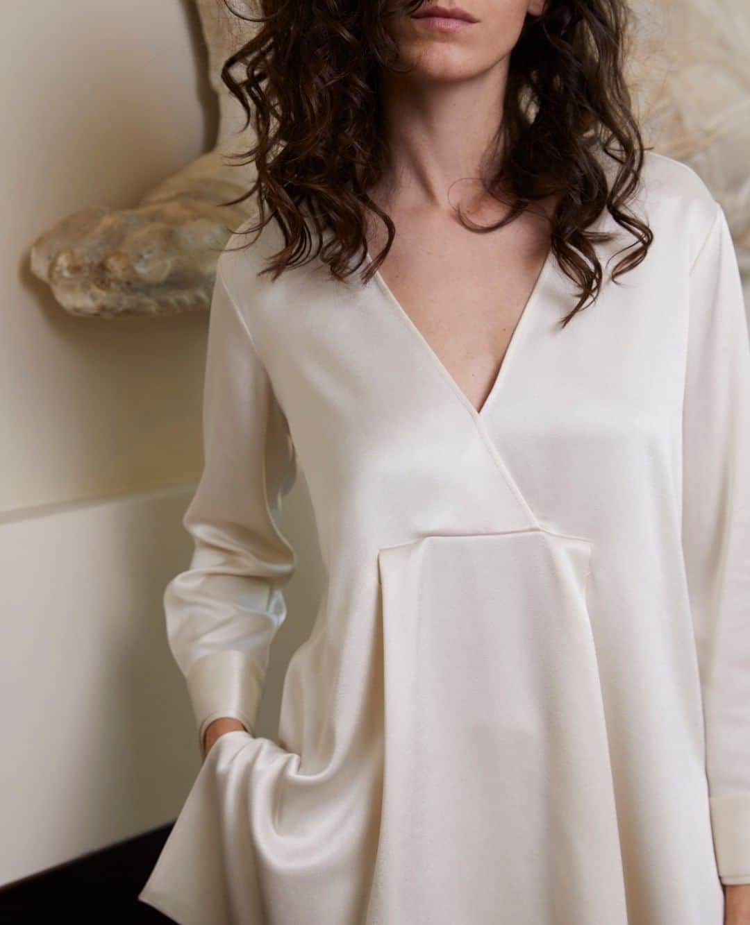 ホルストンのインスタグラム：「Easy glamour - it's all in the (incredibly silky satin) details.⁠ ⁠ #Halston」