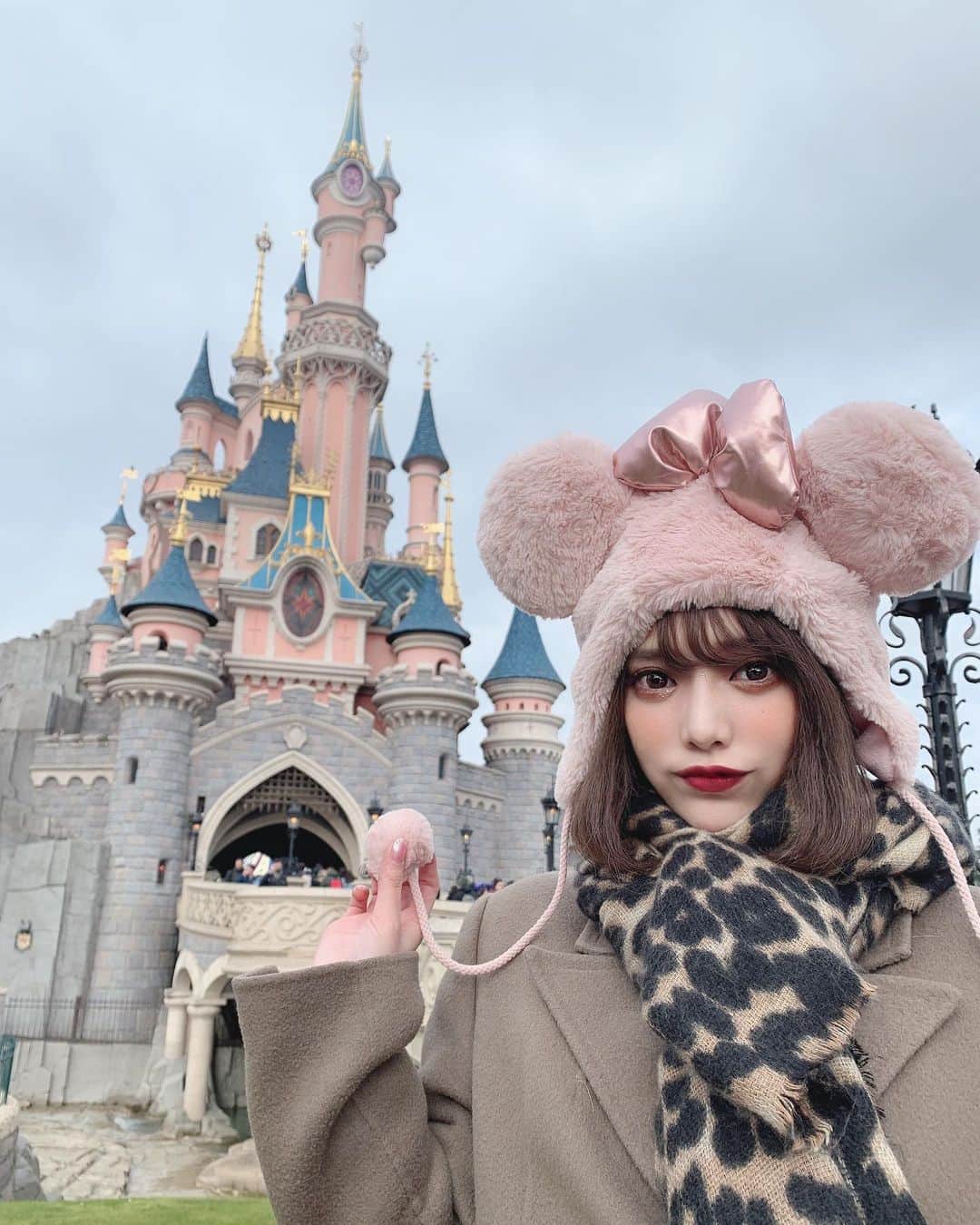 のインスタグラム：「♡ 眠れる森の美女のお城 pinkでかわいい♡ ： #paris#disneylandparis #ディズニーランドパリ」