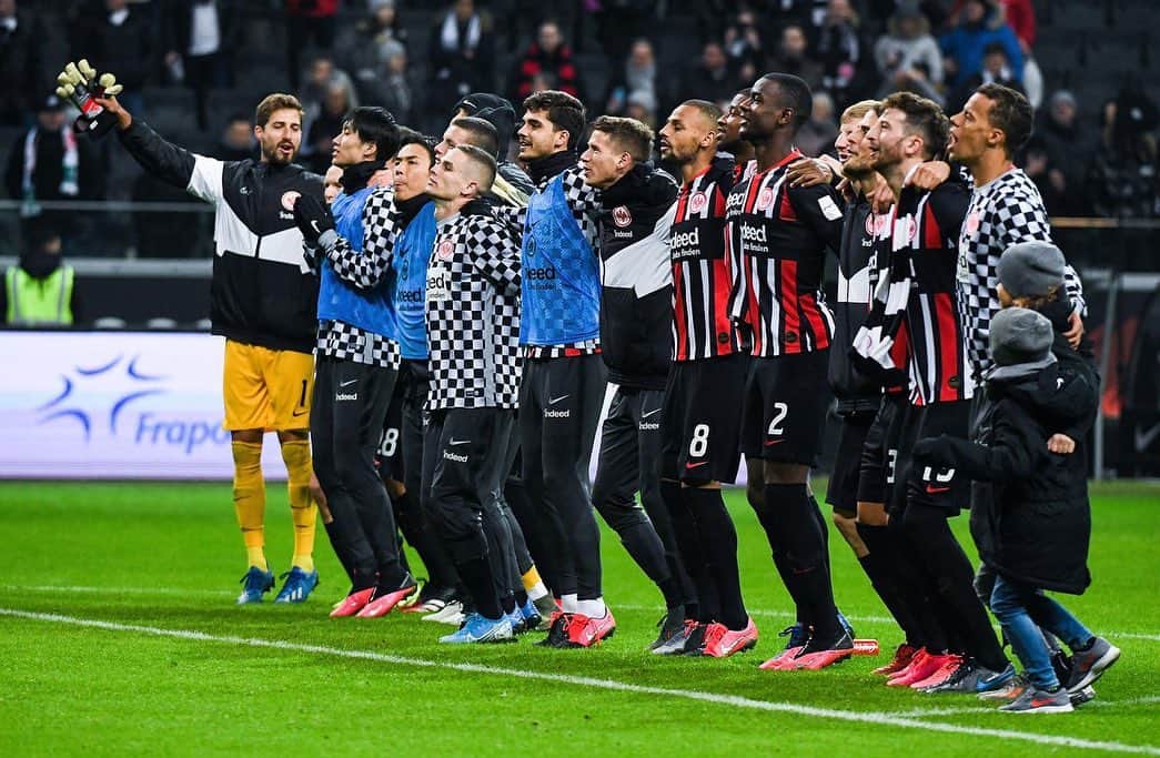ティモシー・チャンドラーのインスタグラム：「Fight as a team, win as a Team💪🏾 #eintrachtfrankfurt #mentality」